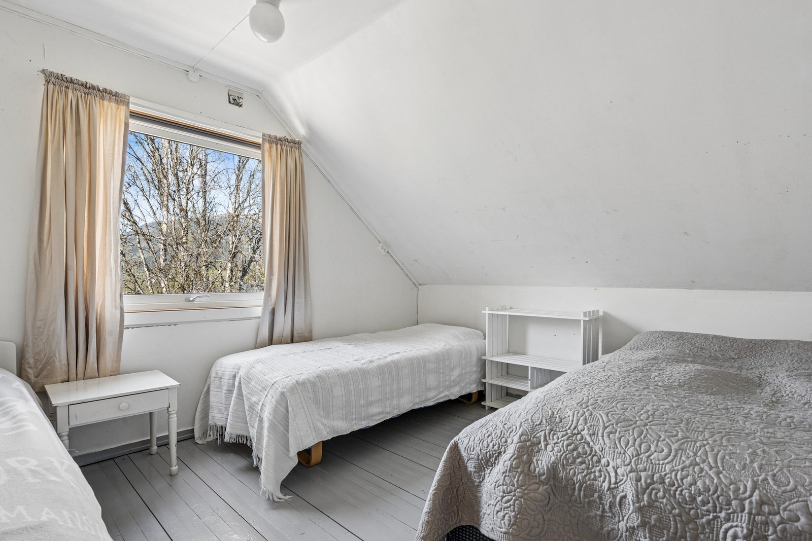 Loftsetasjen inneholder tre soverom, som gir fleksible innredningsmuligheter. Galleribilde