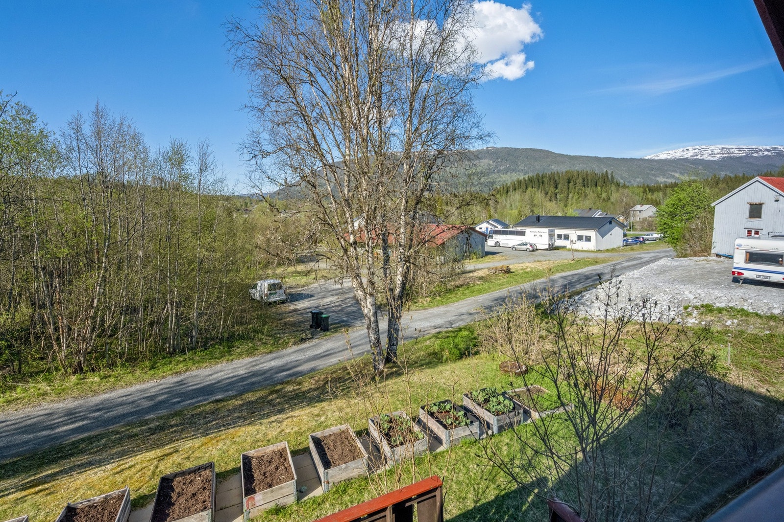 Fra boligen er det god nærhet til skog og mark, med fine turmuligheter i nærområdet. Galleribilde