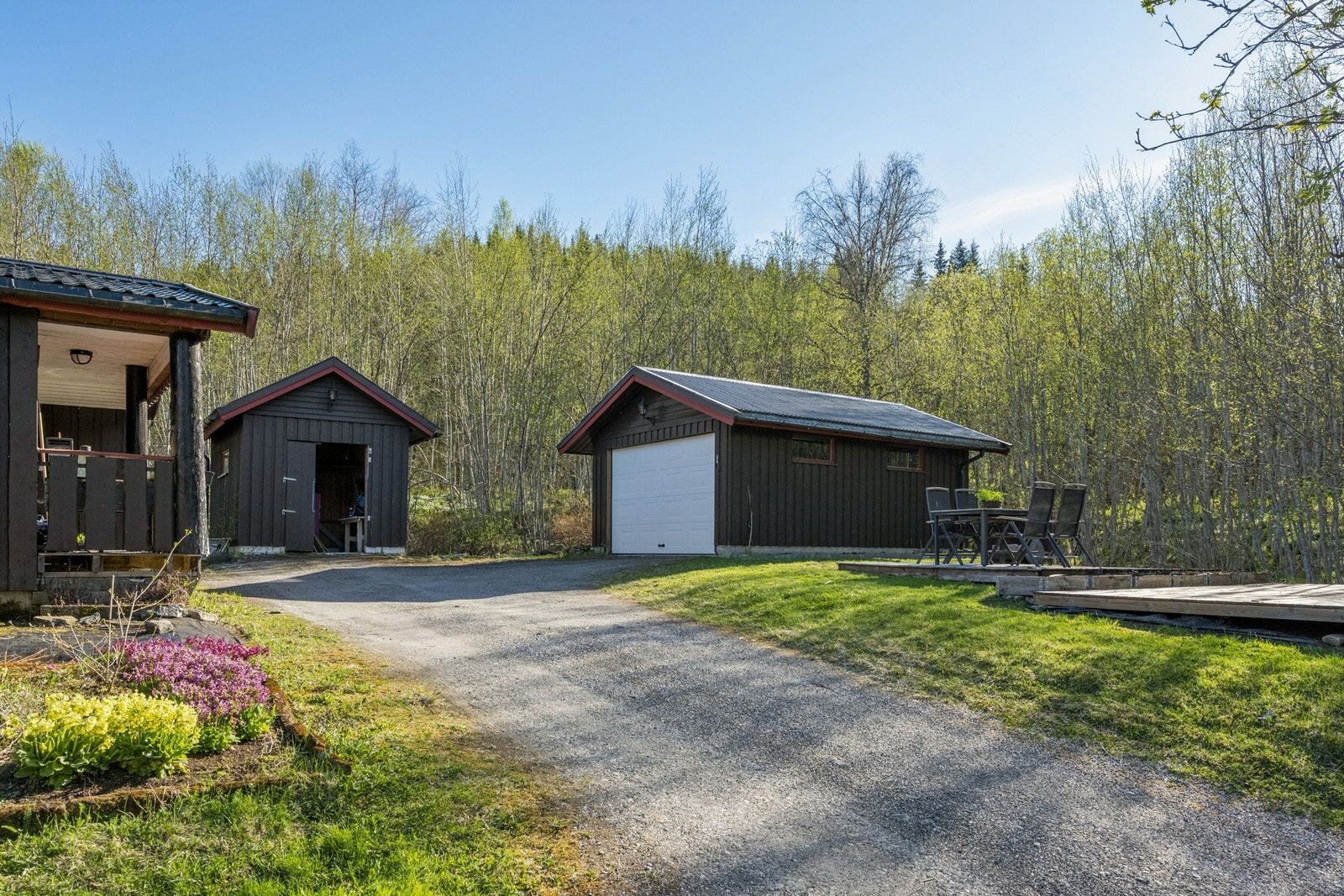 På eiendommen er det oppført en garasje og et uthus som gir gode lagringsmuligheter. Galleribilde