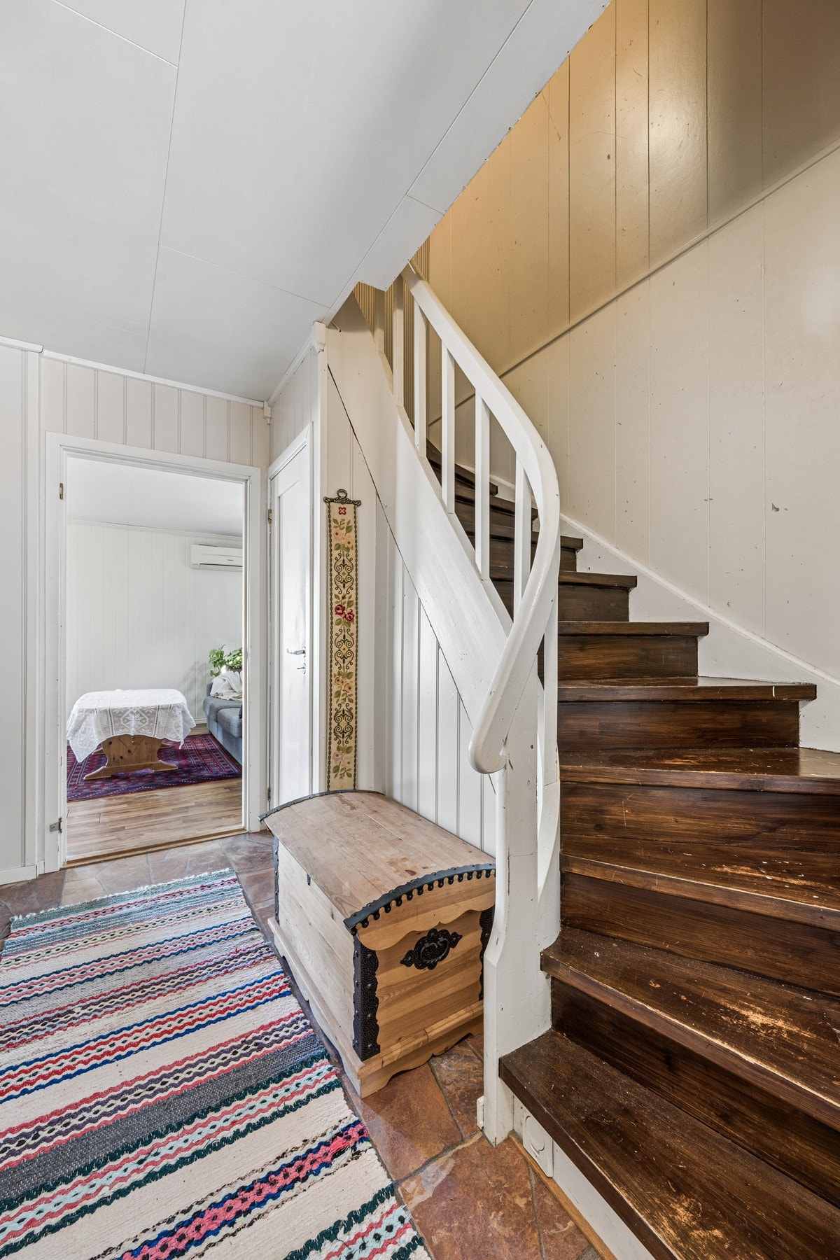 Malt tretrapp som leder fra hovedetasjen opp til loftsetasjen. Galleribilde