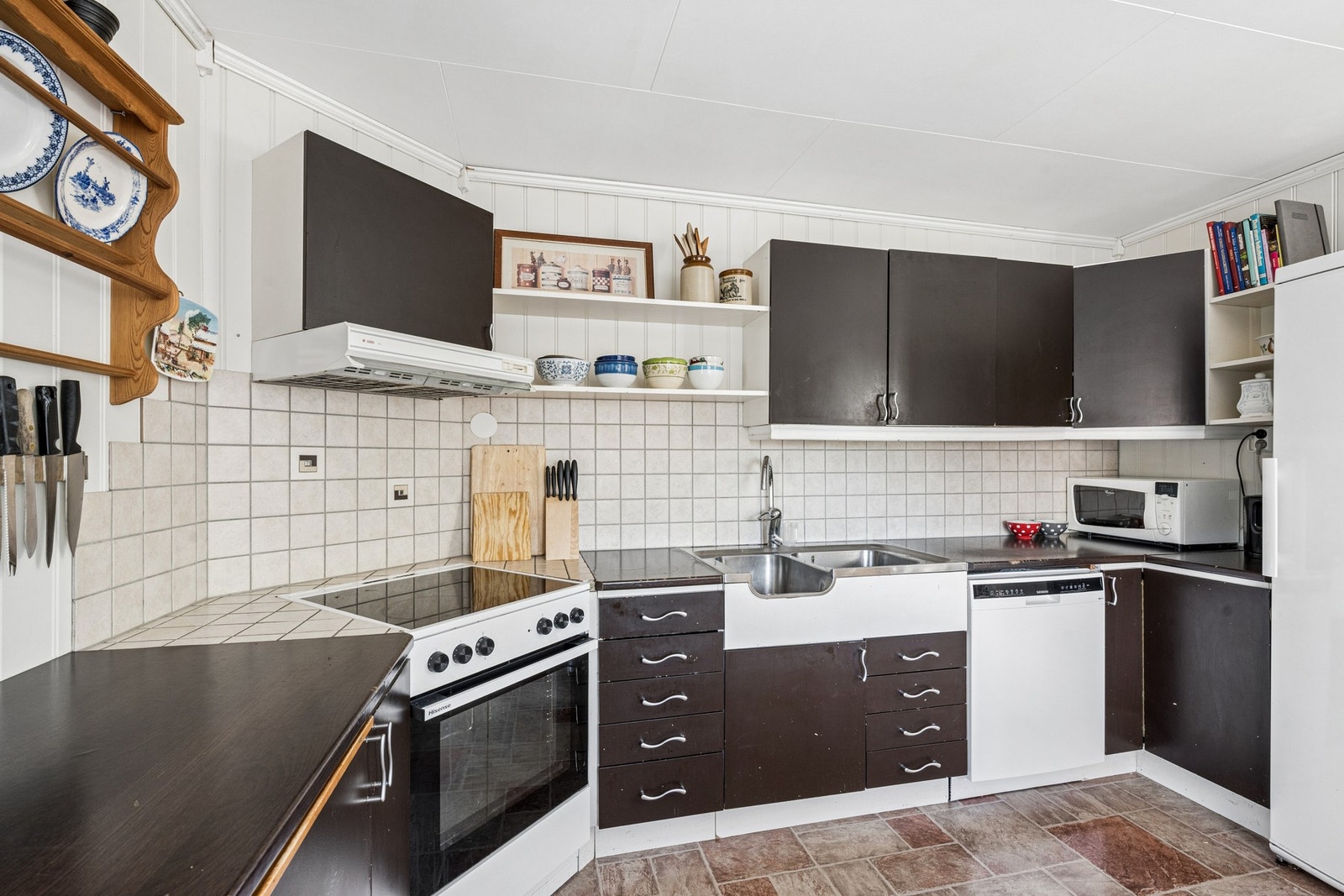 Kjøkkenet er utstyrt med frittstående hvitevarer og har kjøkkenventilator med avtrekk ut. Galleribilde