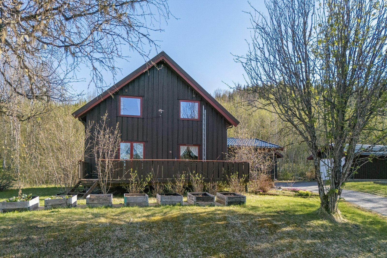 Tomten er opparbeidet med plen og har en terrasse på ca. 24 m² med utgang fra stuen. Galleribilde