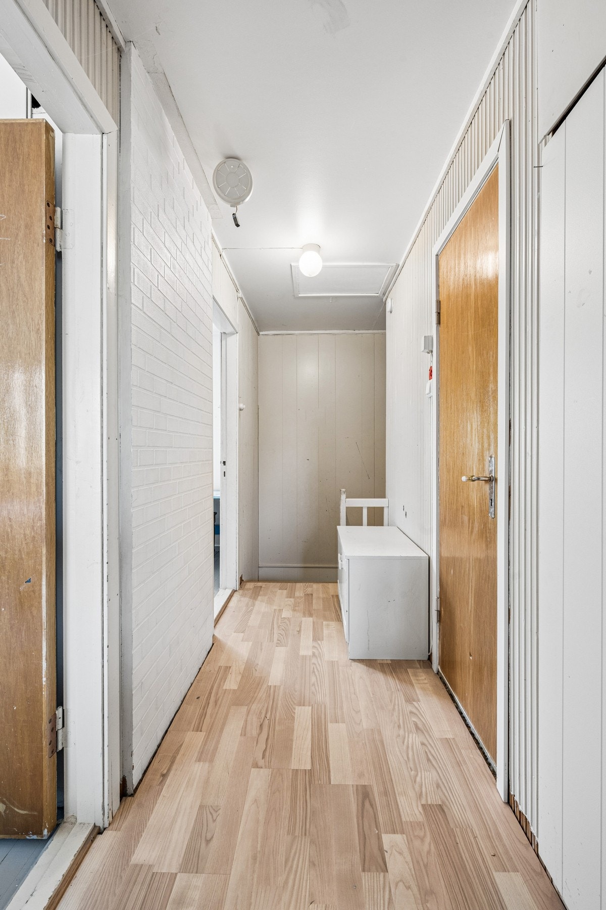 Gangen binder sammen rommene i hovedetasjen og har laminat på gulvet. Galleribilde