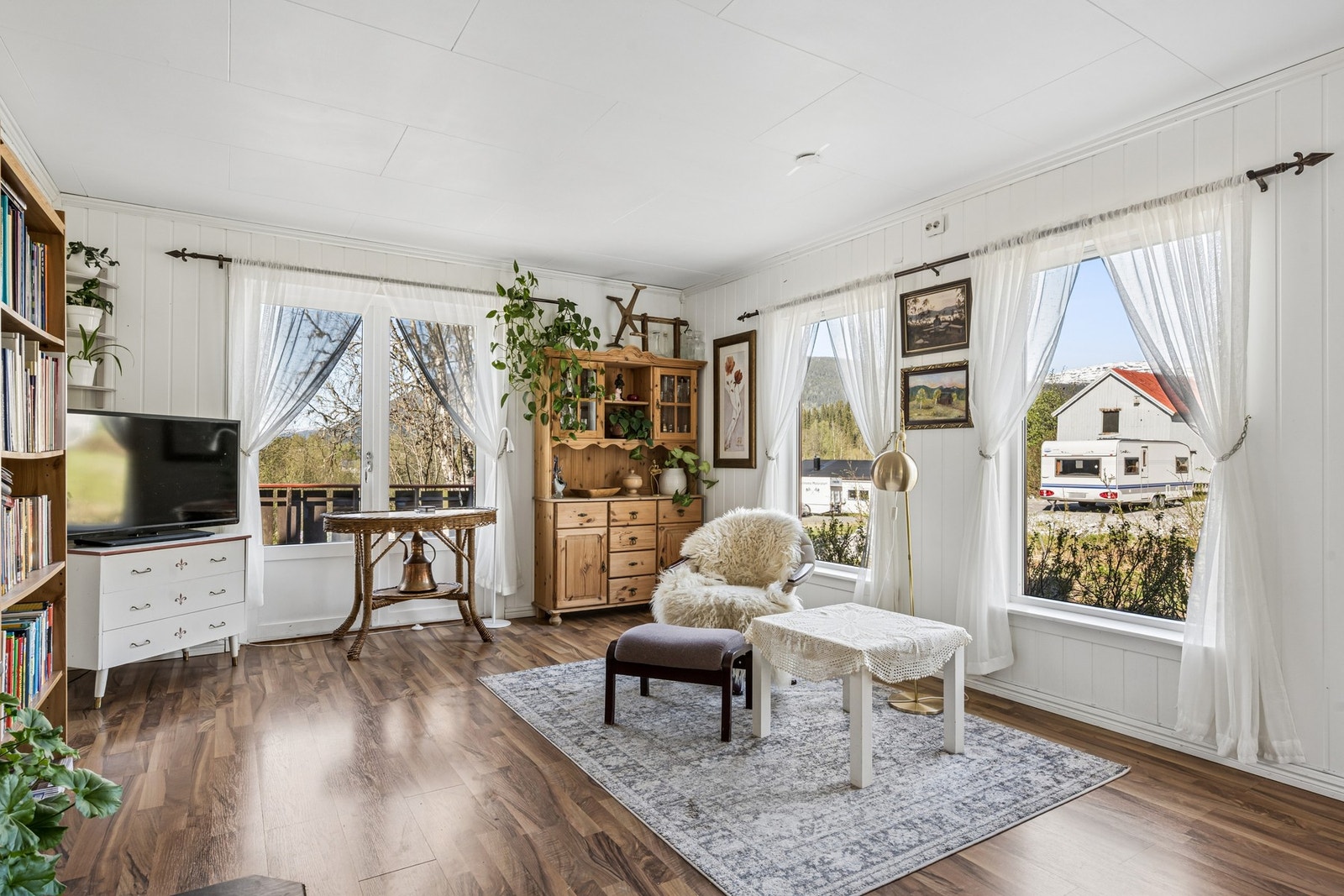 Fra stuen er det direkte utgang til en romslig terrasse med plass til sittegruppe. Galleribilde