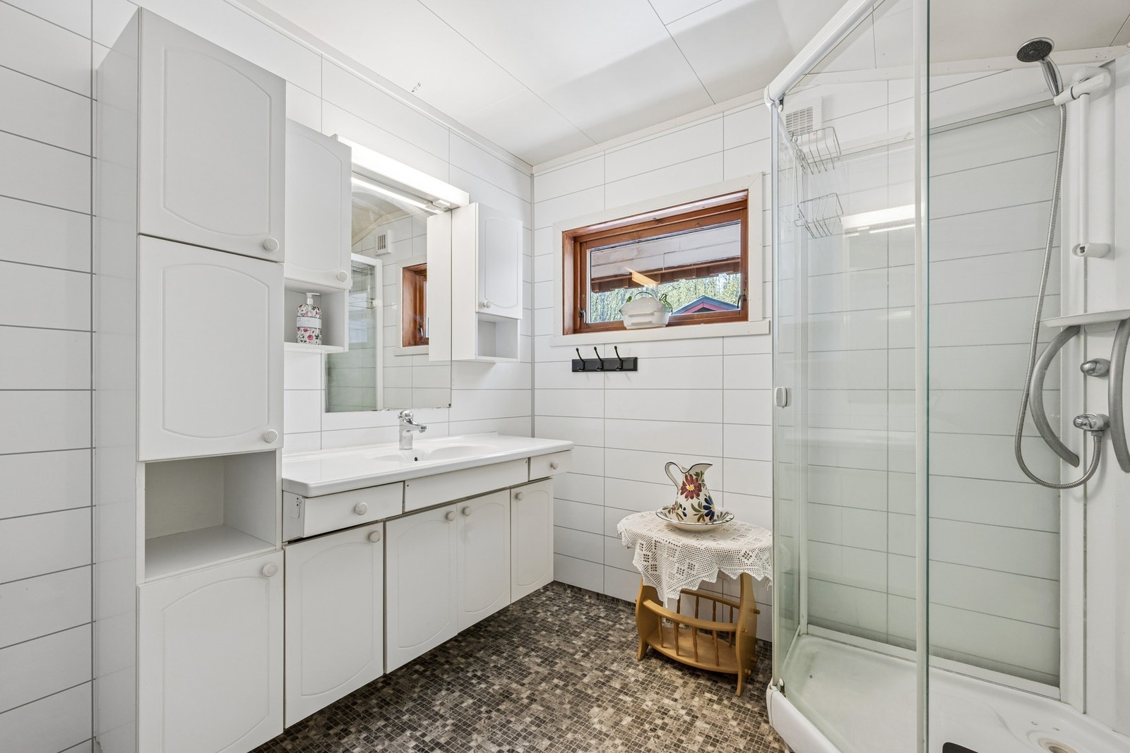 Badet i hovedetasjen ble oppgradert i 2019, med innredning med heldekkende servant og dusjkabinett. Galleribilde