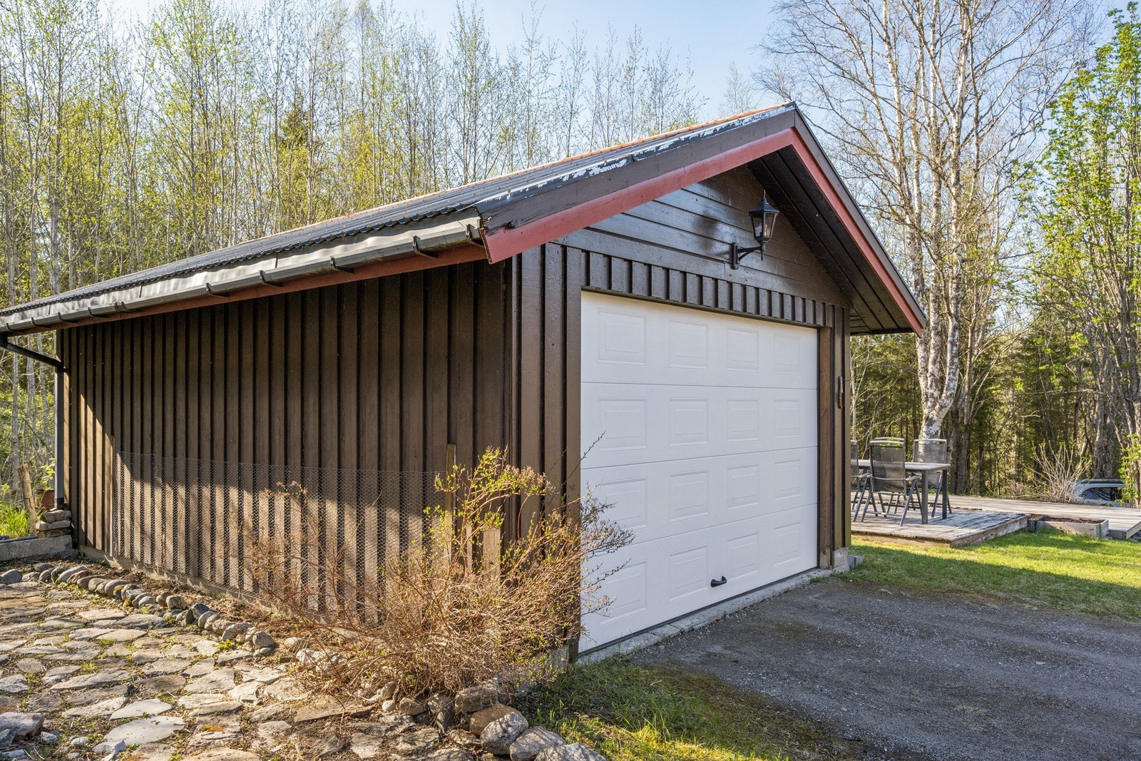 Garasjen fra 1984 har plass til én bil. Galleribilde