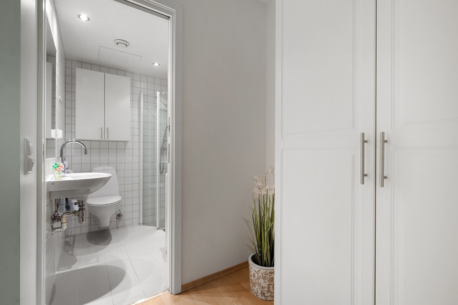 Mellomgang sett mot badet. Galleribilde
