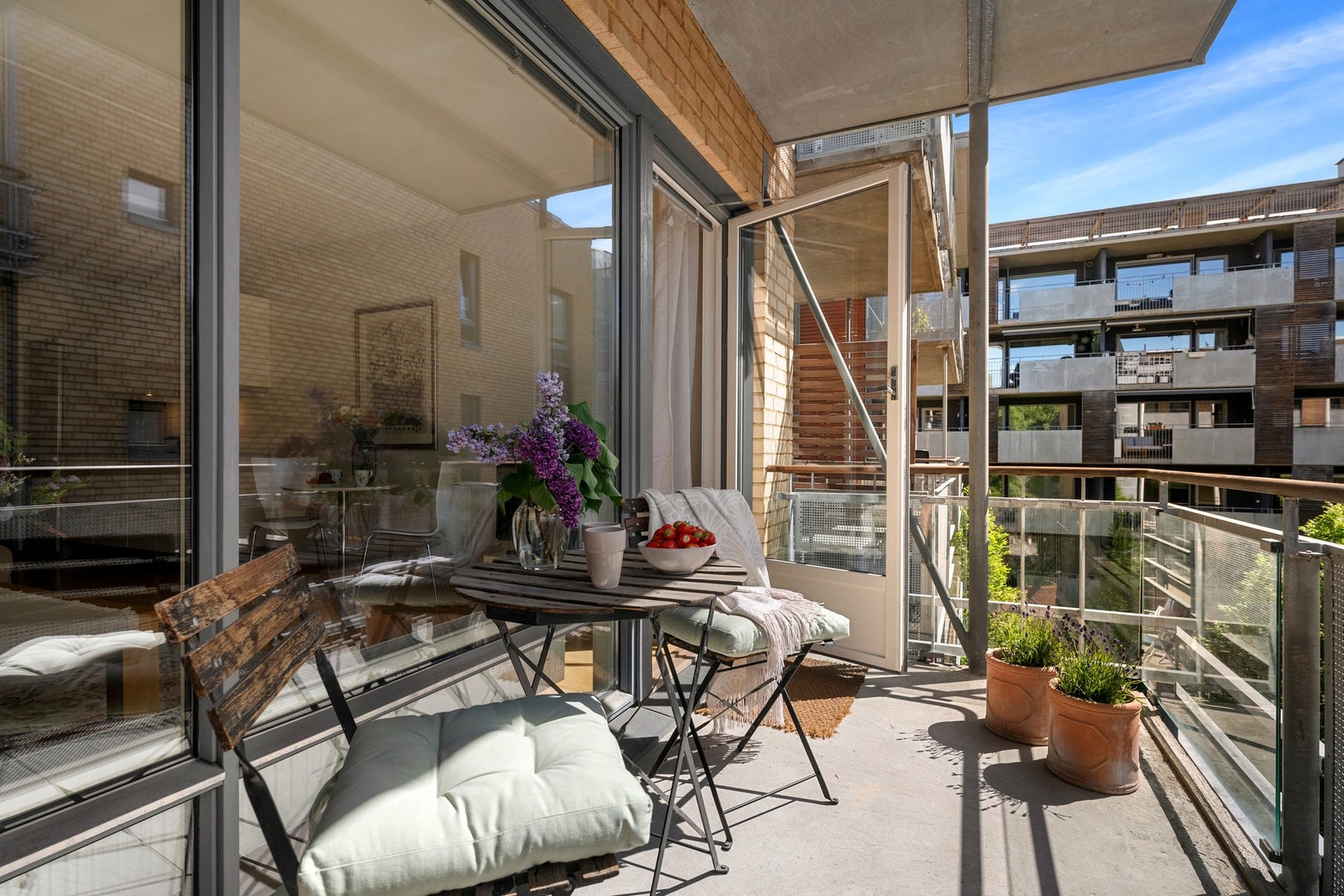 Leiligheten har en rolig og samtidig super sentral beliggenhet med kort avstand til alle servicetilbud slik som "alt" av butikker, trening, spisesteder og offentlig kommunikasjon. Galleribilde