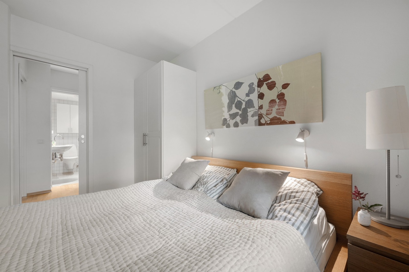 Soverom med plass til dobbeltseng og garderobe. Galleribilde