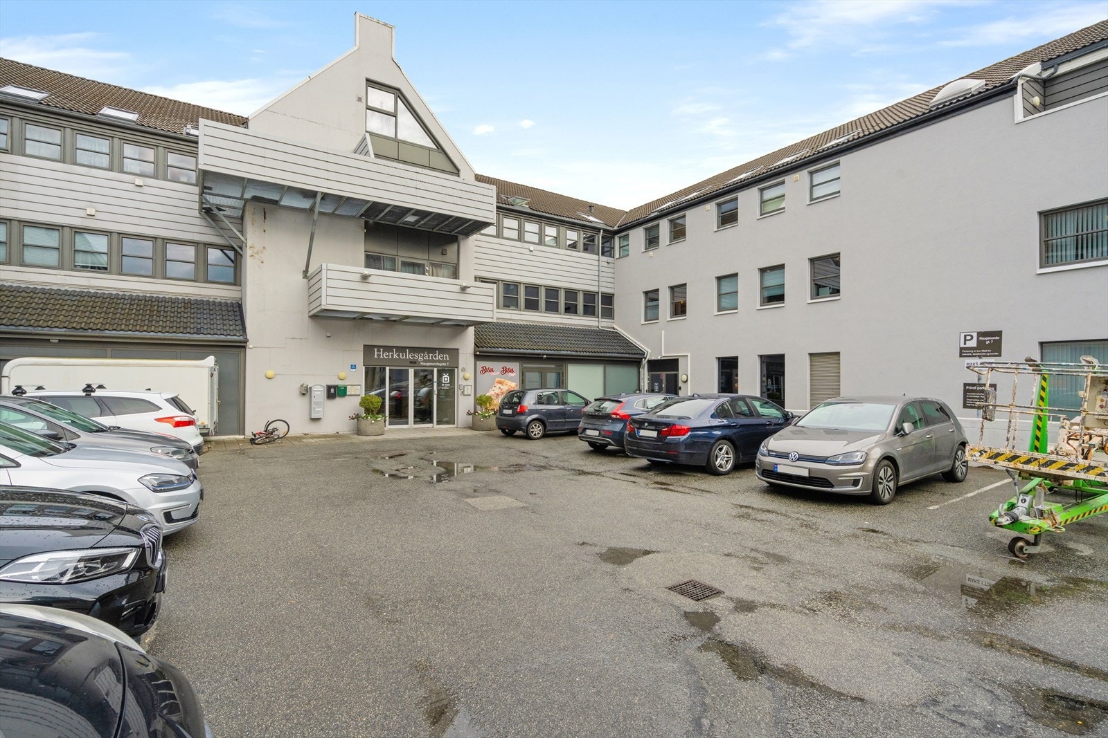 Beliggenhet med sentral plassering i Stavanger Øst med levende nærmiljø. Galleribilde
