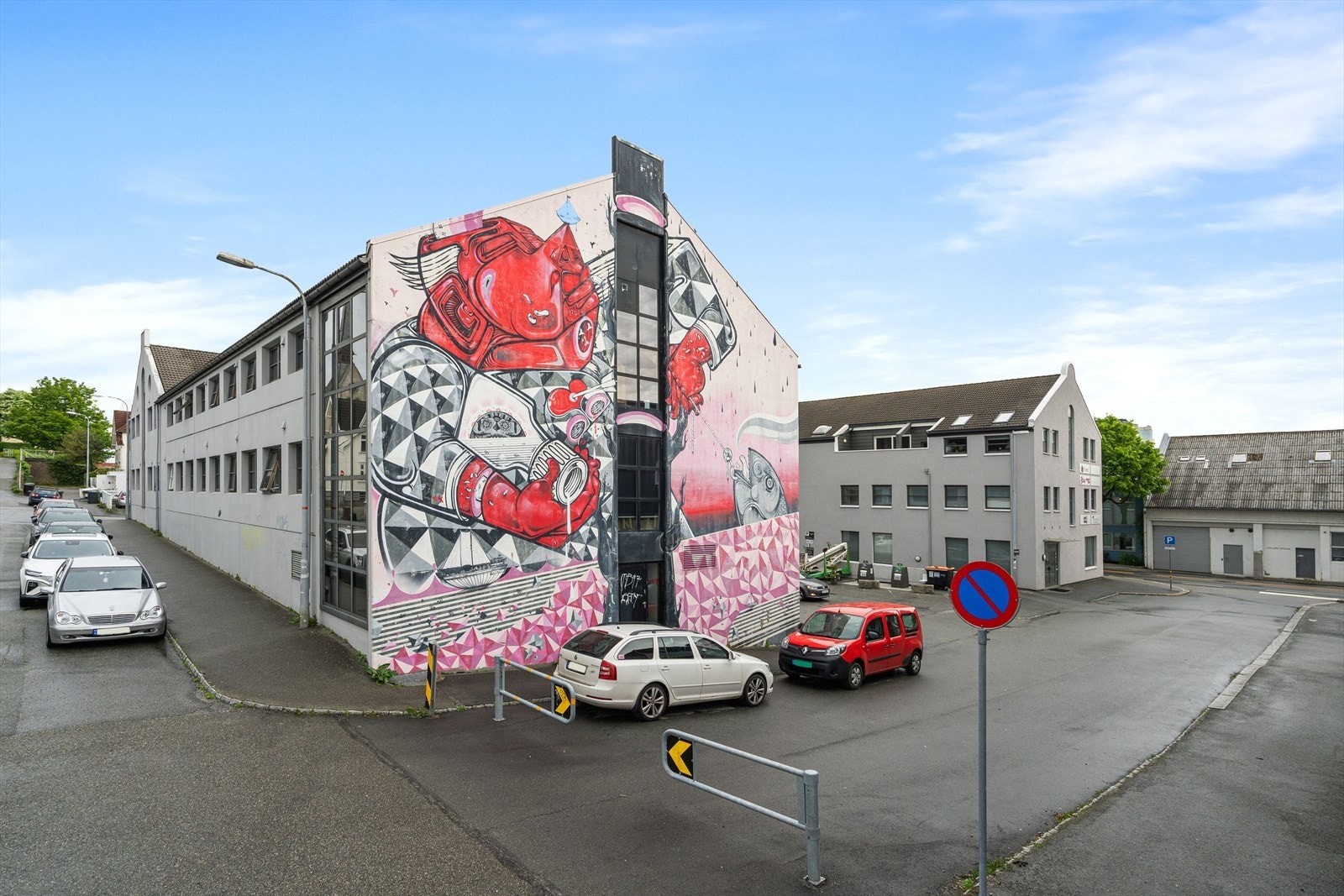 Selveierleiligheten er innredet/bygget i 2004, og ligger i et bygg oppført i 1990. Galleribilde