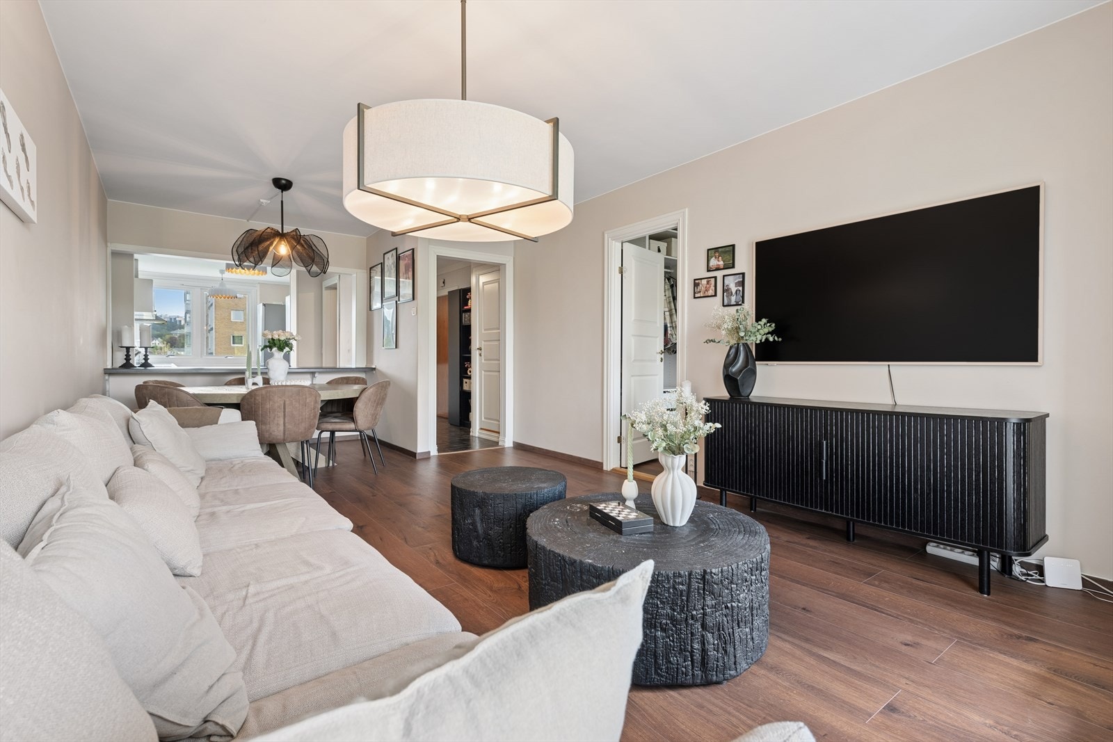 Det er god plass til både sofa, tv-seksjon og det du ellers måtte ønske. Varmtvann og fyring er inkludert i felleskostnadene. Galleribilde