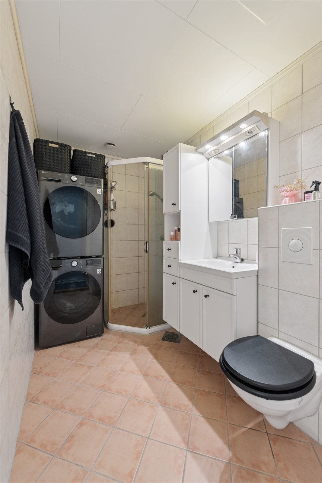 Badet har en funksjonell planløsning med gode oppbevaringsmuligheter, samt opplegg for vaskemaskin. Galleribilde