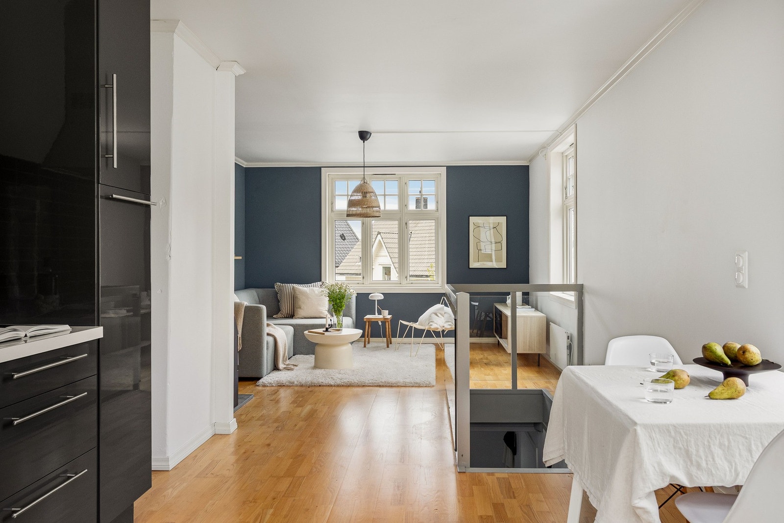 Det er god plass til både den favoriserte sofakroken og spisebord. Galleribilde
