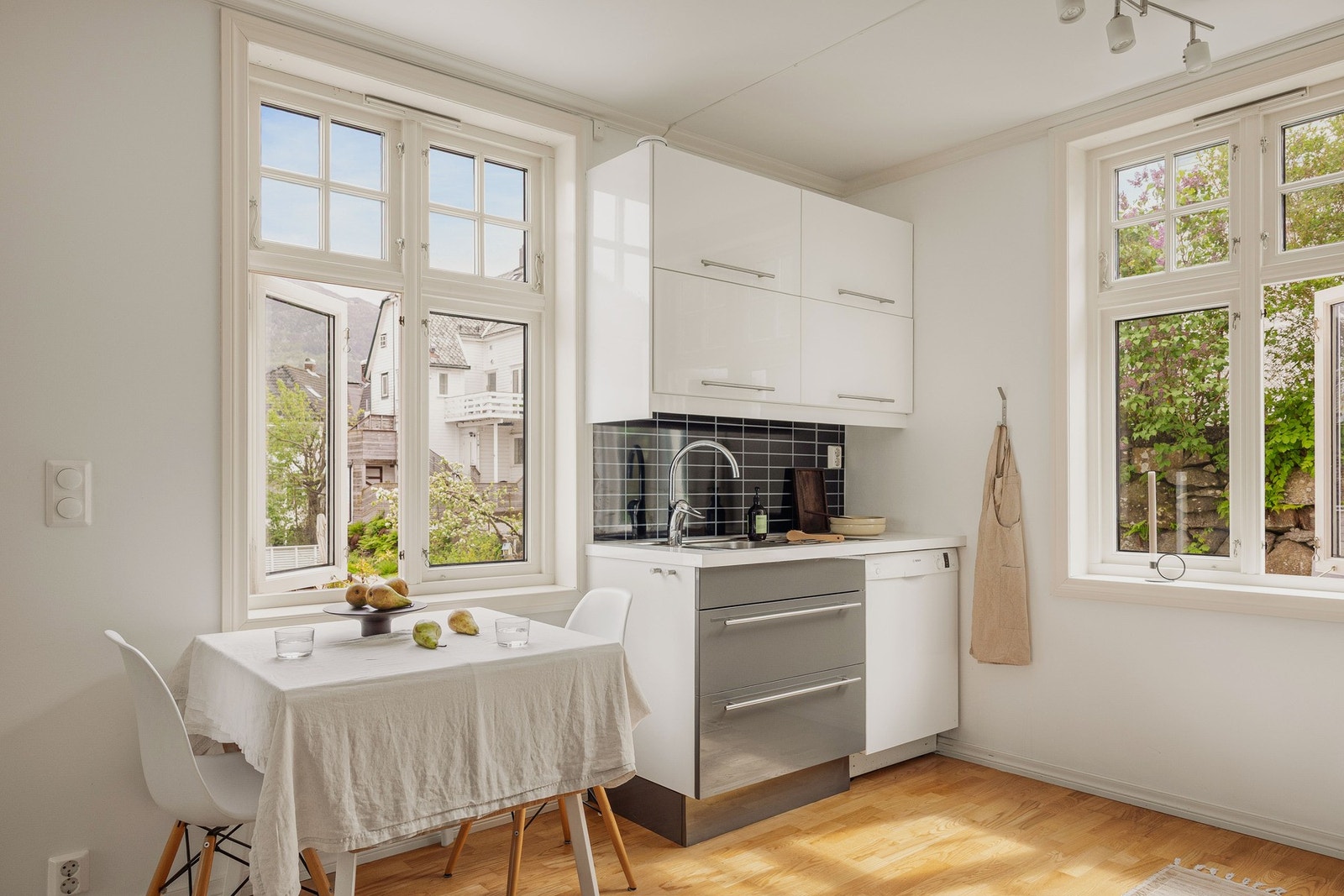 Kjøkkenet har en innredning som består av slette fronter og benkeplate av laminat. Galleribilde