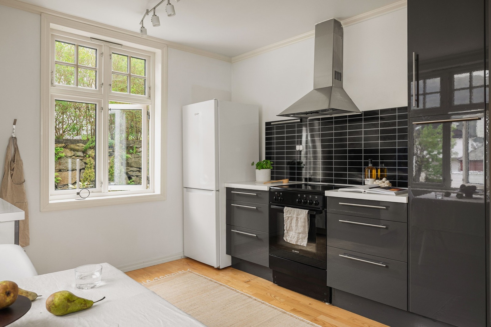 Det er utstyrt med følgende hvitevarer: Komfyr, ventilator, oppvaskmaskin og kjøleskap. Galleribilde