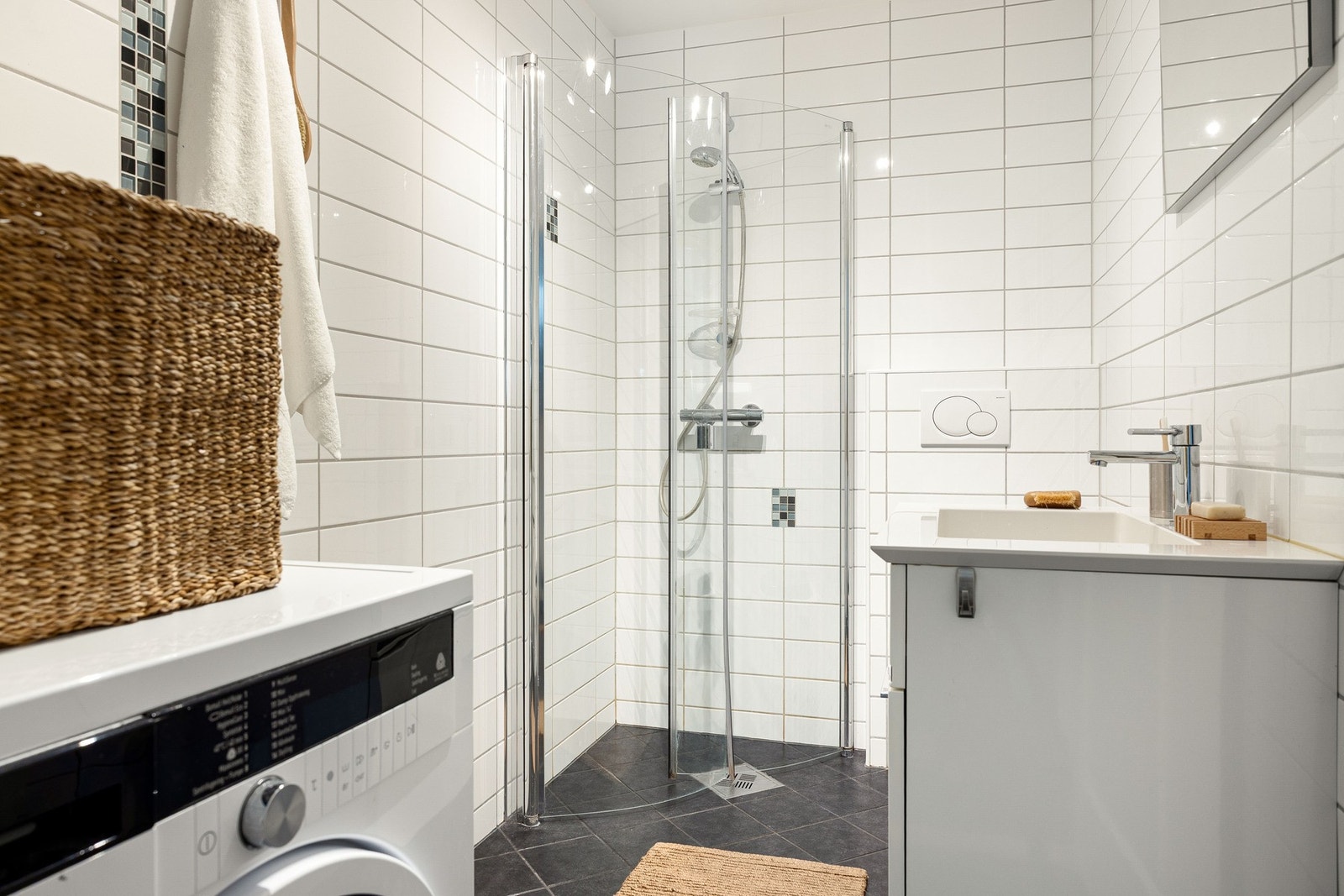 Badet måles til 4,1 kvm. og er helfliset med underliggende varmekabler. Galleribilde