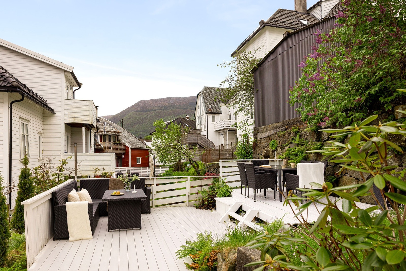 Dette er en flott 2-roms leilighet med gjennomgående god standard og planløsning, og en felles uteplass for sameiet. Galleribilde