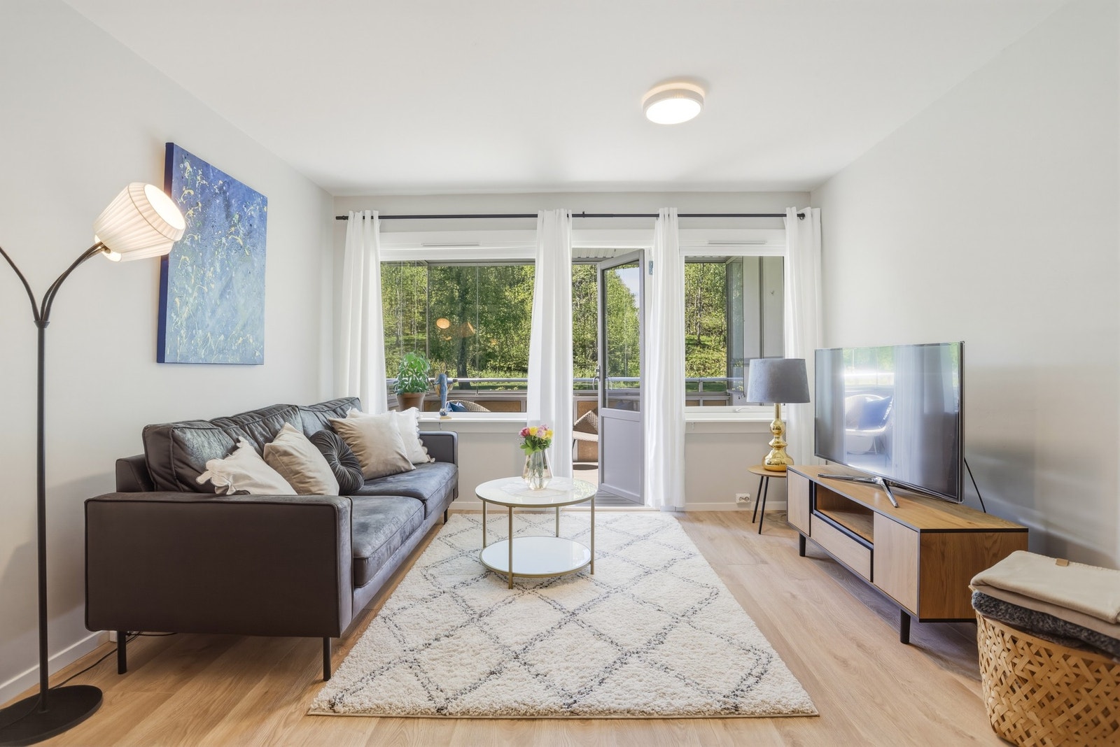 Fra stuen er det utgang til vestvendt, innglasset balkong med gode solforhold Galleribilde
