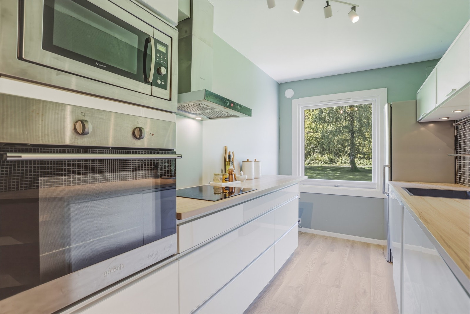 Kjøkkenet er utstyrt med frittstående kjøl/fryseskap og integrert oppvaskmaskin, komfyr, mikroovn og platetopp. Galleribilde