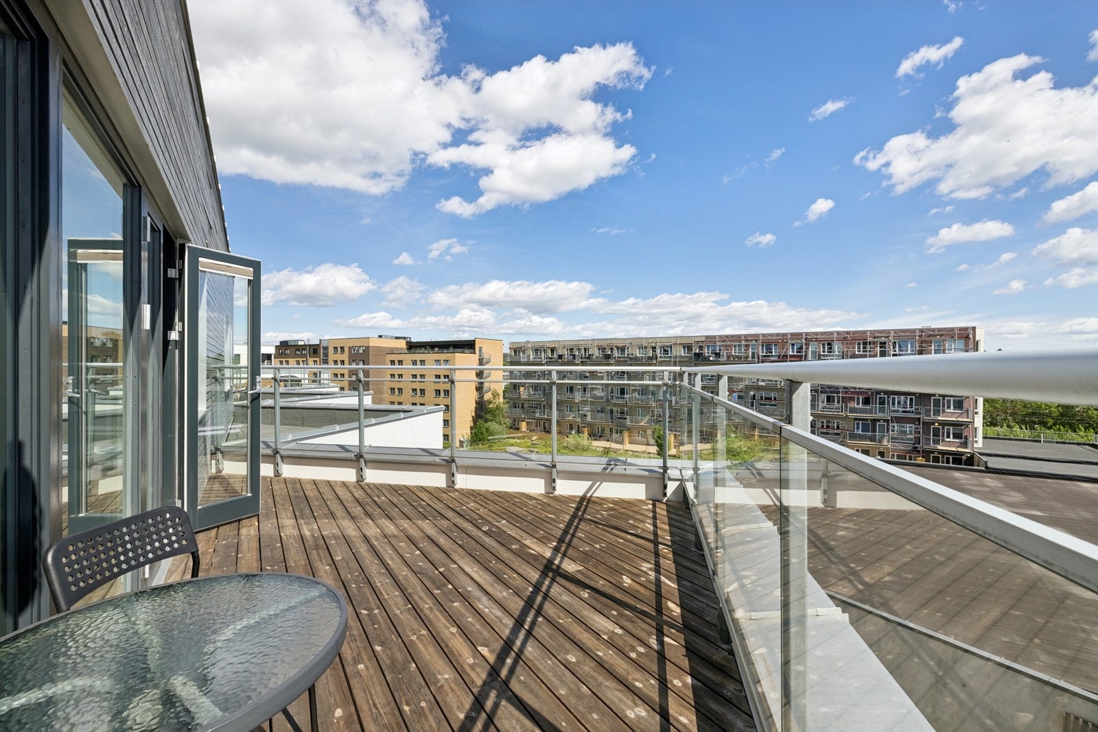 Den andre uteplassen er en veranda ved inngangspartiet på ca. 11,7 m². Galleribilde