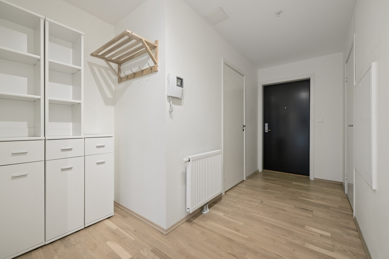 Romslig entré med parkett på gulv og plass til garderobeløsninger. Varmen distribueres via radiatorer tilknyttet fjernvarme. Galleribilde