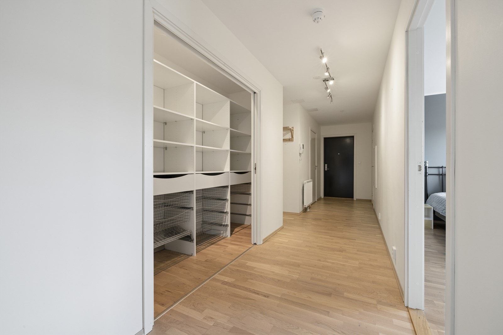 I tilknytning til gangen er det et praktisk kott/ walk-in med god lagringsplass. Her er også sikringsskapet plassert. Galleribilde