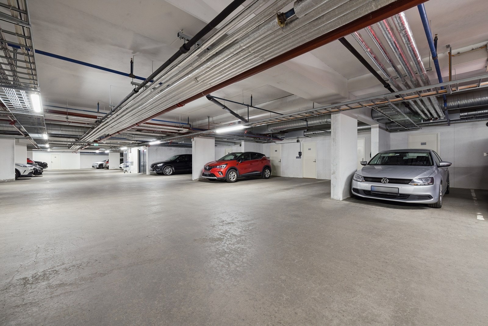 Det medfølger én parkeringsplass i felles garasjekjeller med heisadkomst. Galleribilde
