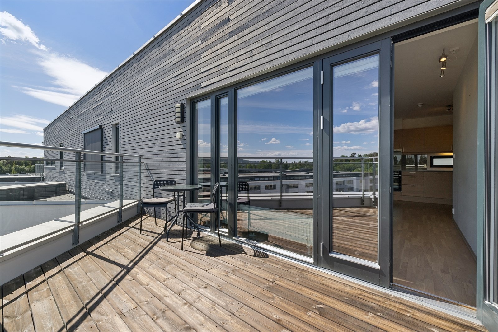 Fra stuen er det utgang til en av leilighetens to uteplasser - en romslig balkong med plass til sittegruppe. Galleribilde
