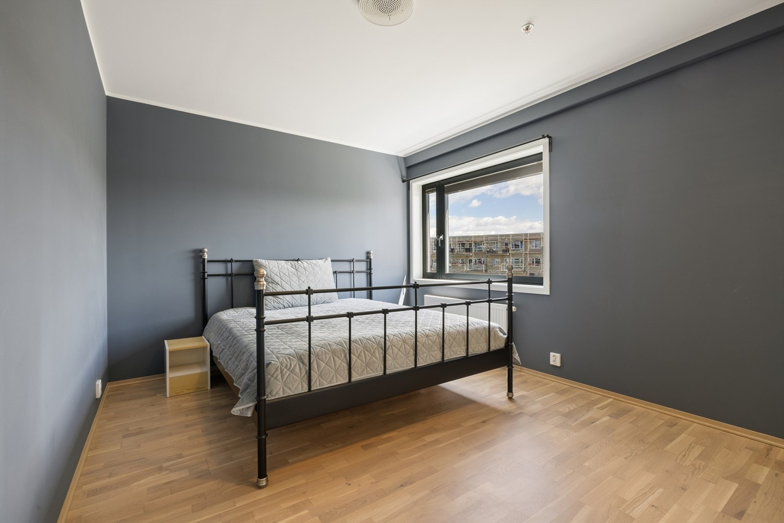Hovedsoverommet er romslig og har god plass til dobbeltseng. Galleribilde