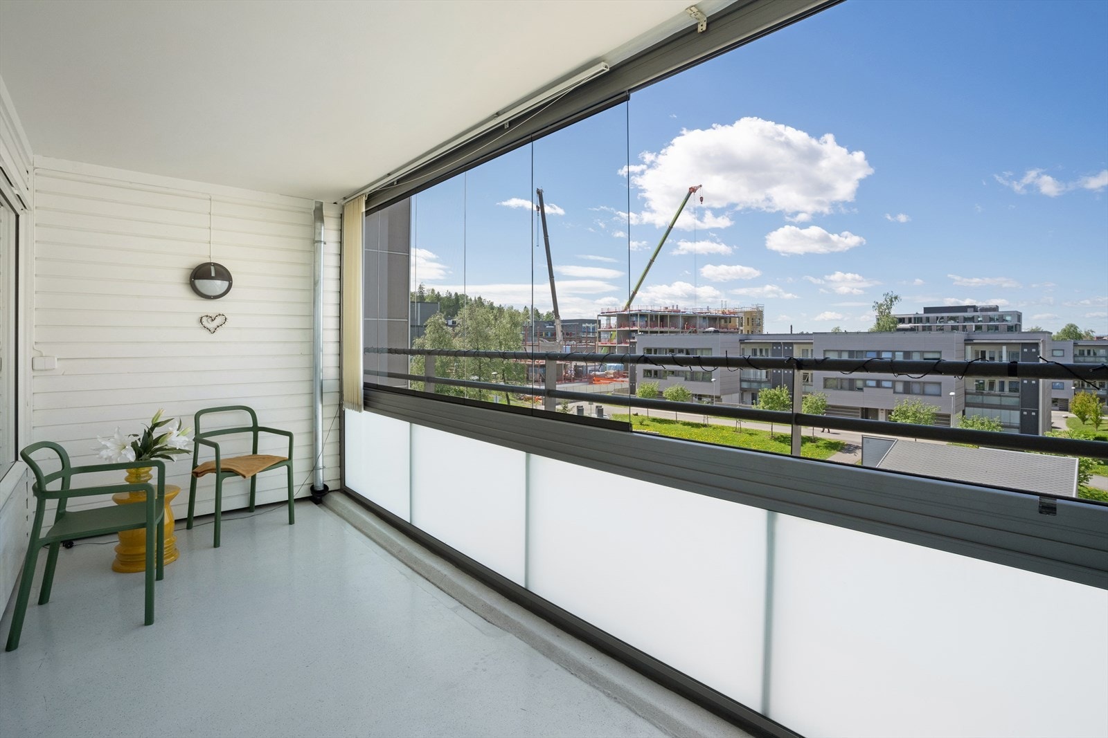 Fra den innglassede balkongen er det utsikt over borettslagets fellesarealer. Galleribilde
