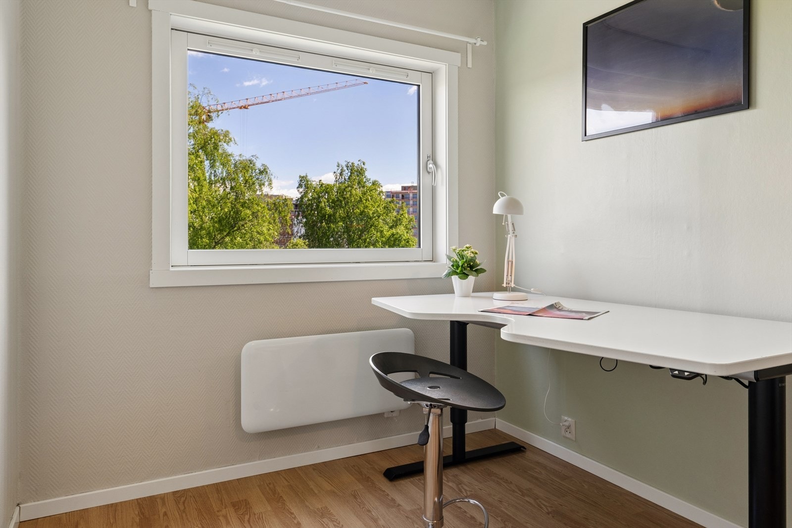 Vinduet har ramme og karm av treverk med isolerglass fra 2014. Galleribilde