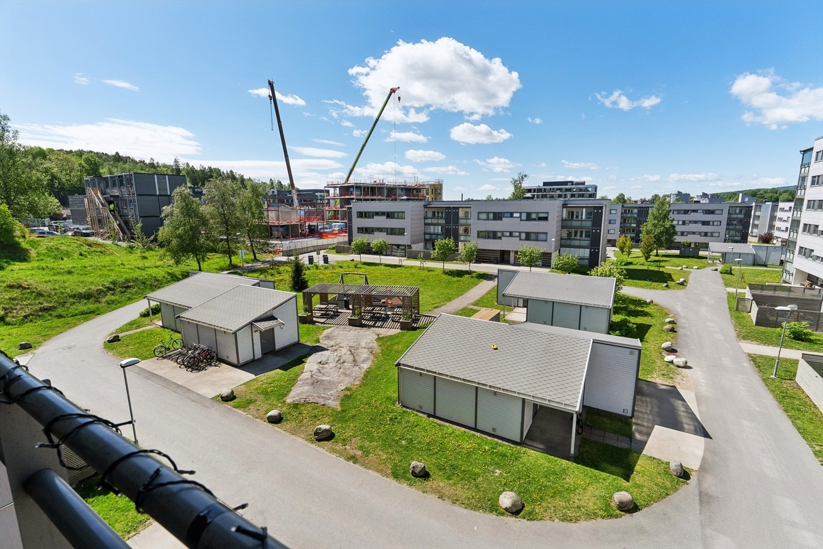Leiligheten tilhører Nordre Gran Borettslag, som har grønne og luftige fellesarealer. Galleribilde