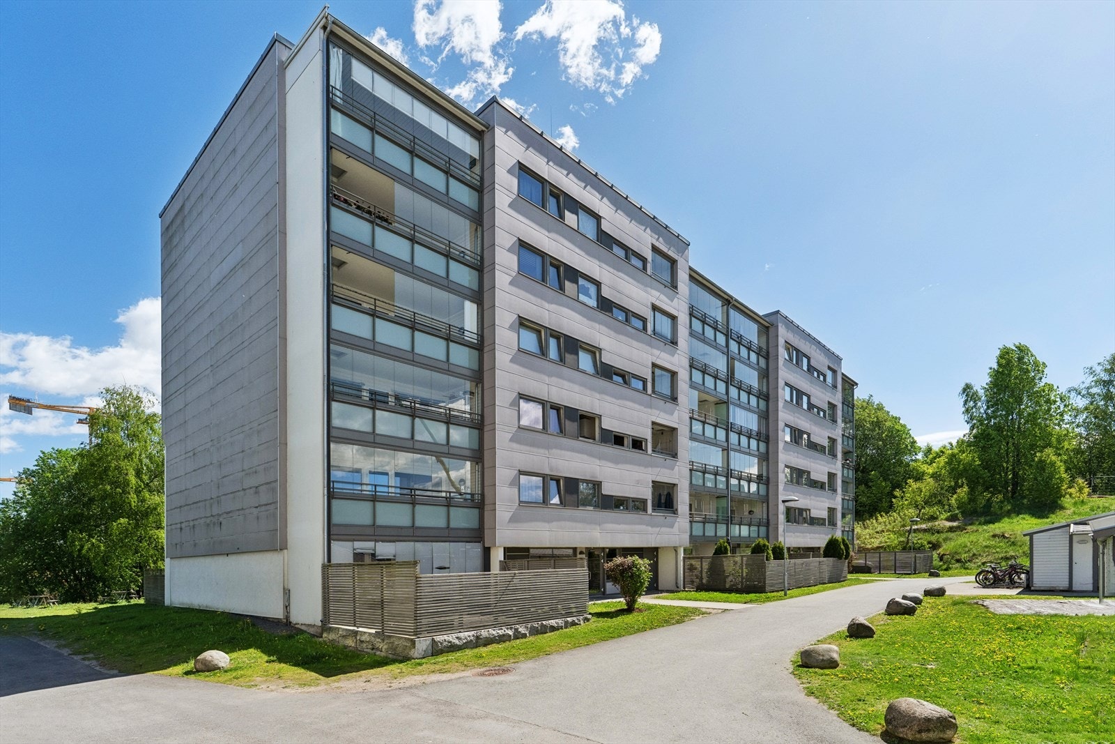 Boligblokken er oppført i 1979 og har etasjeskiller av betongdekke. Galleribilde