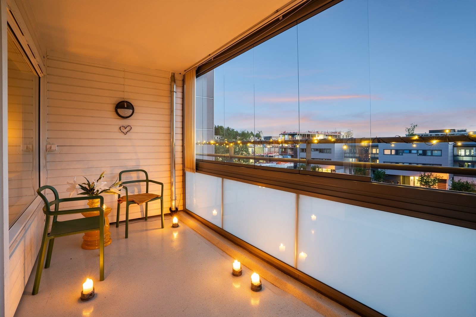 Den innglassede balkongen utvider stuen og fungerer som et lunt uterom store deler av året. Galleribilde