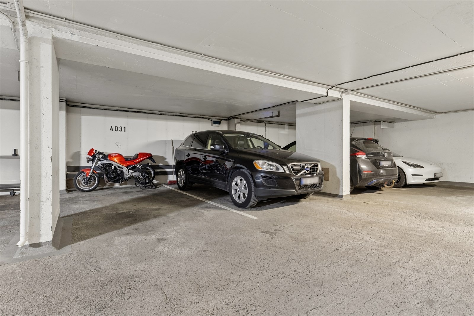 Det medfølger en fast garasjeplass i felles parkeringsanlegg. Galleribilde