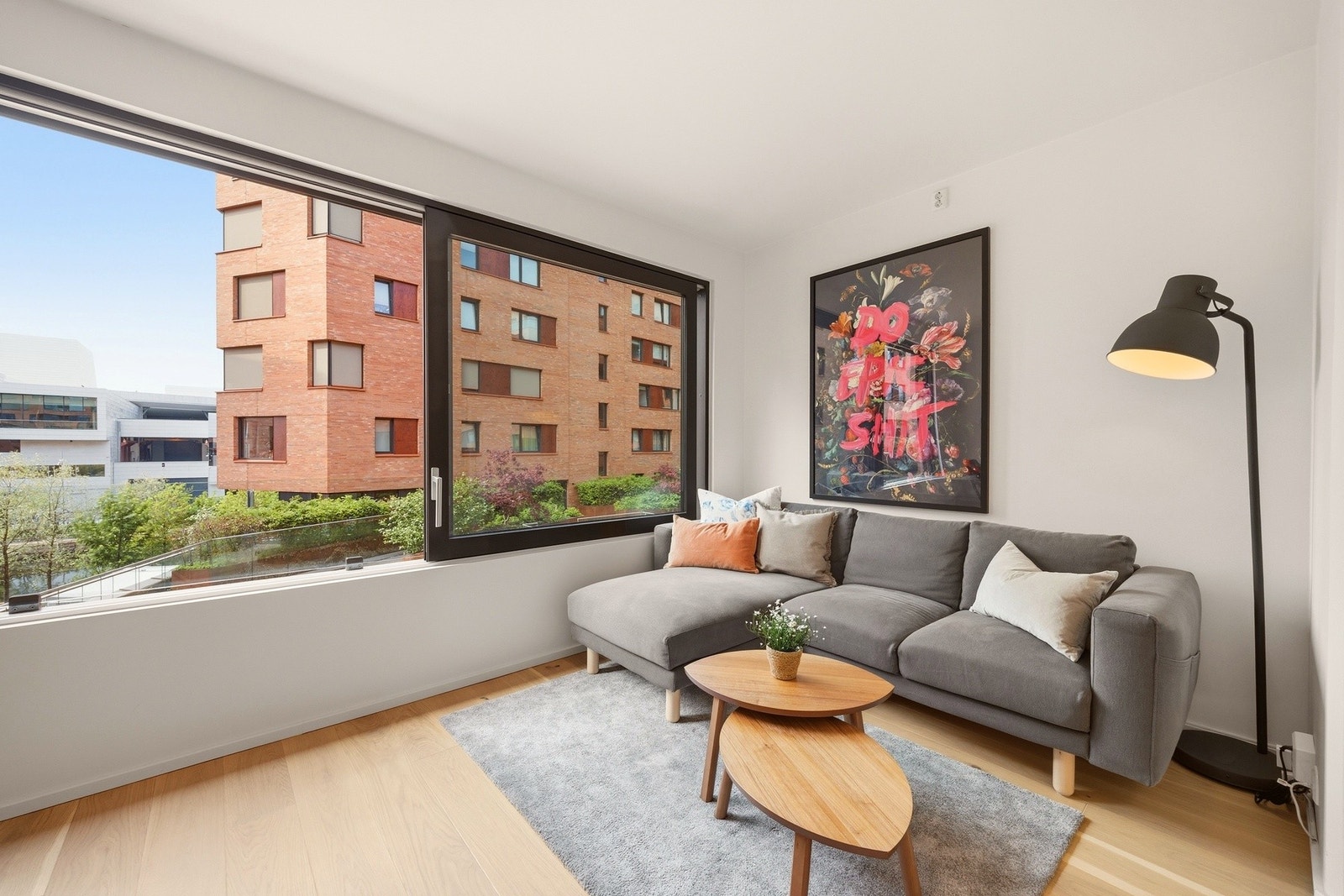 Stuen har god utforming med naturlig plass til en spisegruppe, sofa og TV med tilhørende møblement. Galleribilde