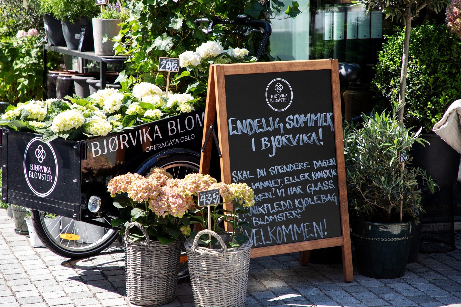 Området har et rikt servicetilbud med butikker, restauranter, kafeer og uteserveringer Galleribilde