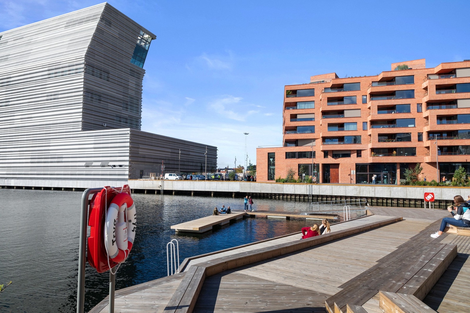 Kort vei til Sørenga Sjøbad med stupetårn, svømmelengder, badestrand m.m. Galleribilde
