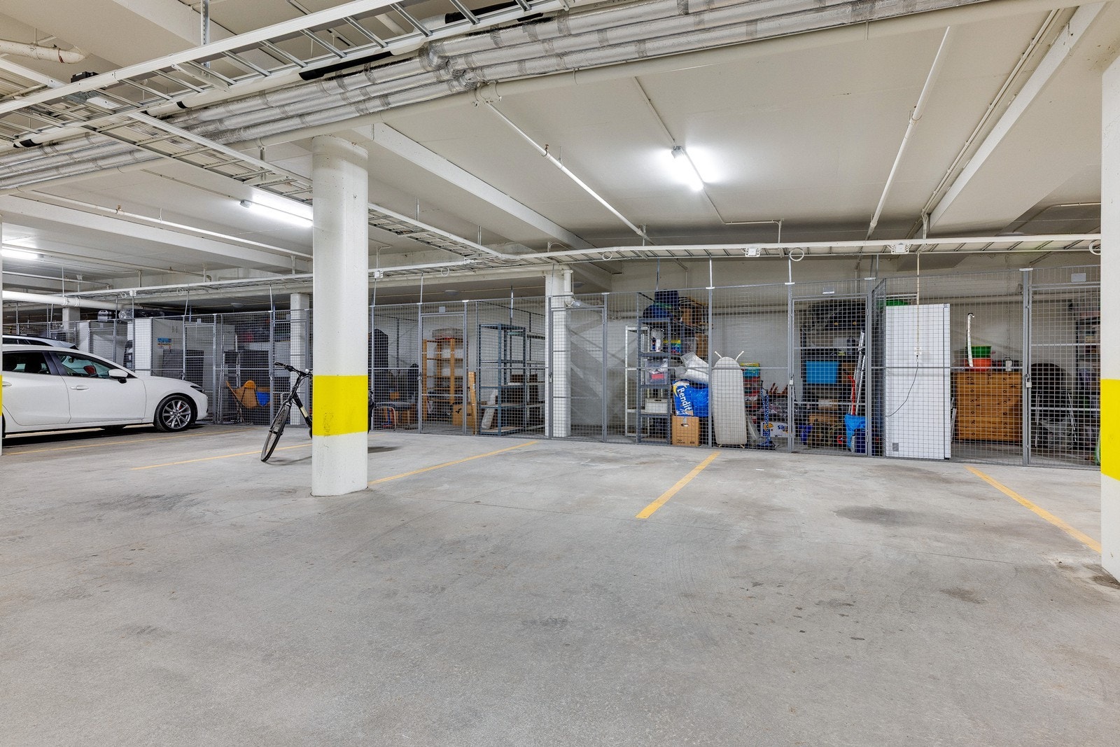 Felles lukket garasjeanlegg med fast parkeringsplass og heistilknytning med enkel atkomst. Galleribilde