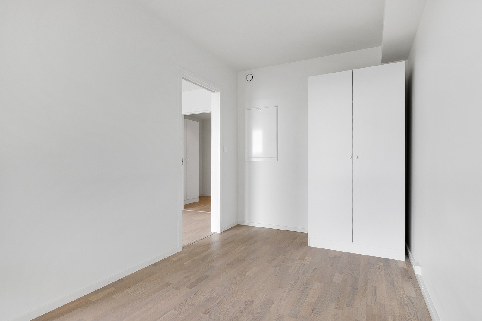 Soverom med plass til dobbeltseng og garderobeløsning. Galleribilde
