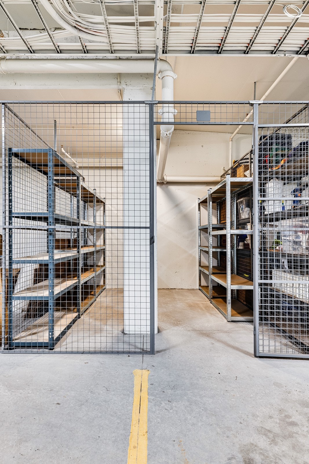 Praktisk bod i kjeller med gode oppbevaringsmuligheter. Galleribilde