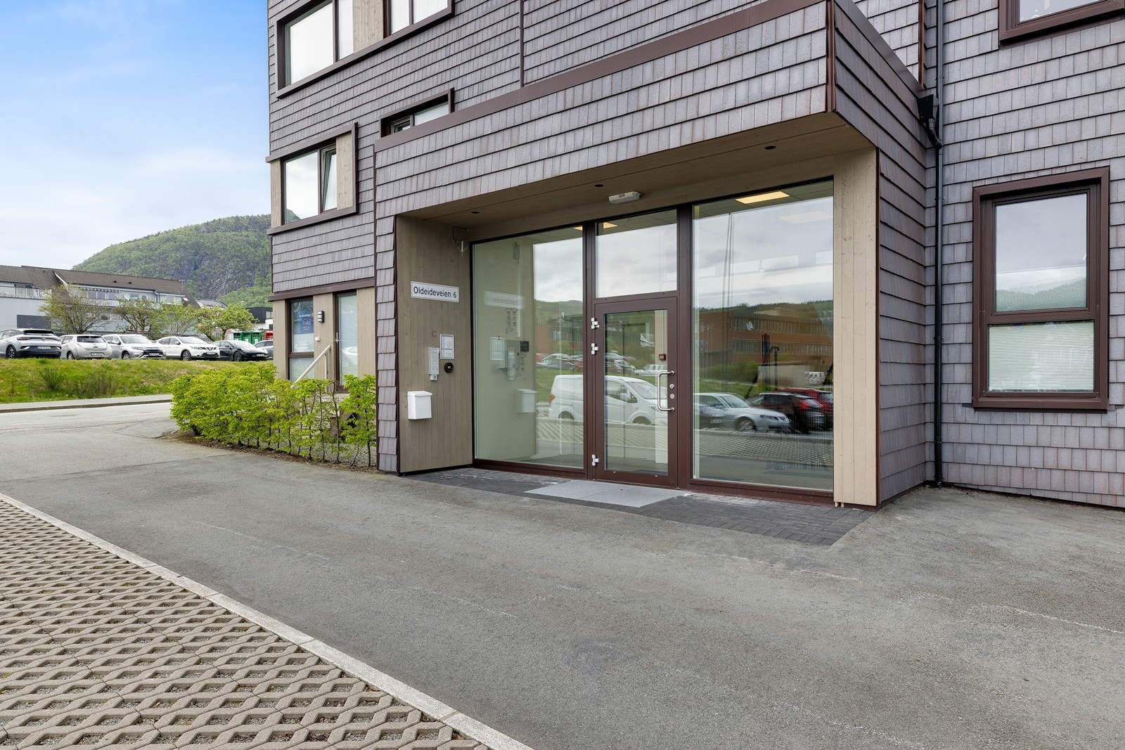 Pent og ryddig inngangsparti med trinnfri adkomst og heistilknytning Galleribilde