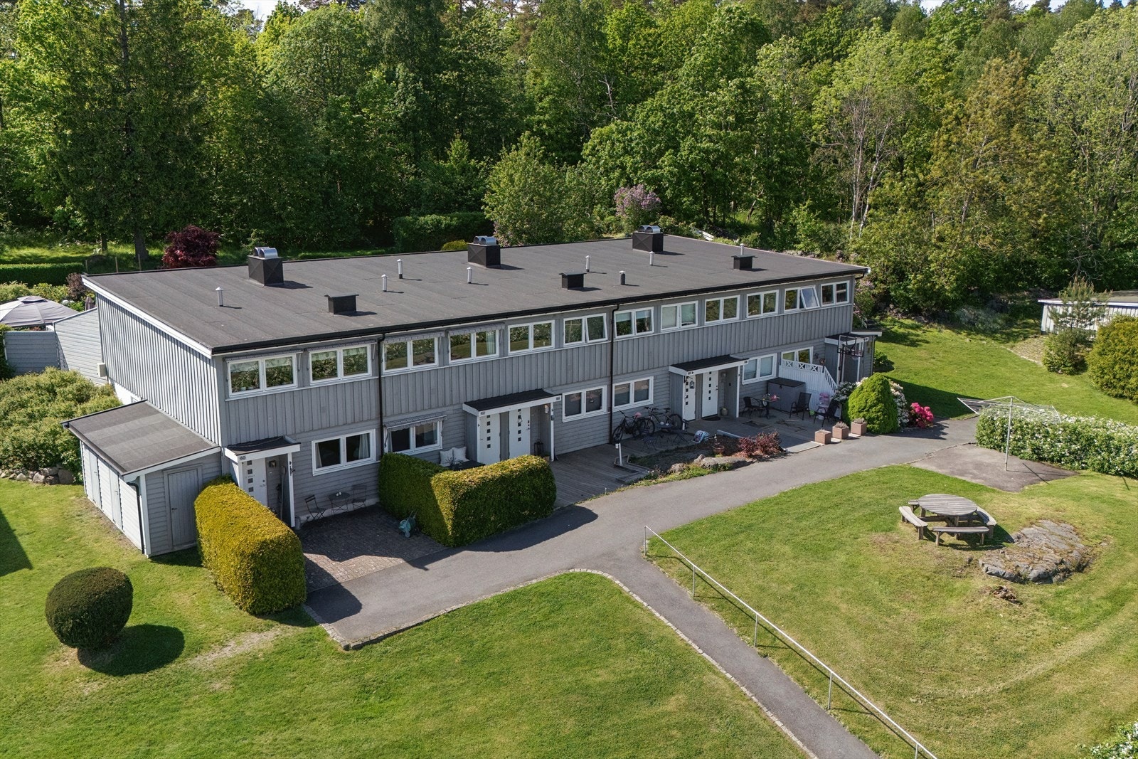 Rekkehusene ligger fint til i et etablert og barnevennlig boligområde. Galleribilde