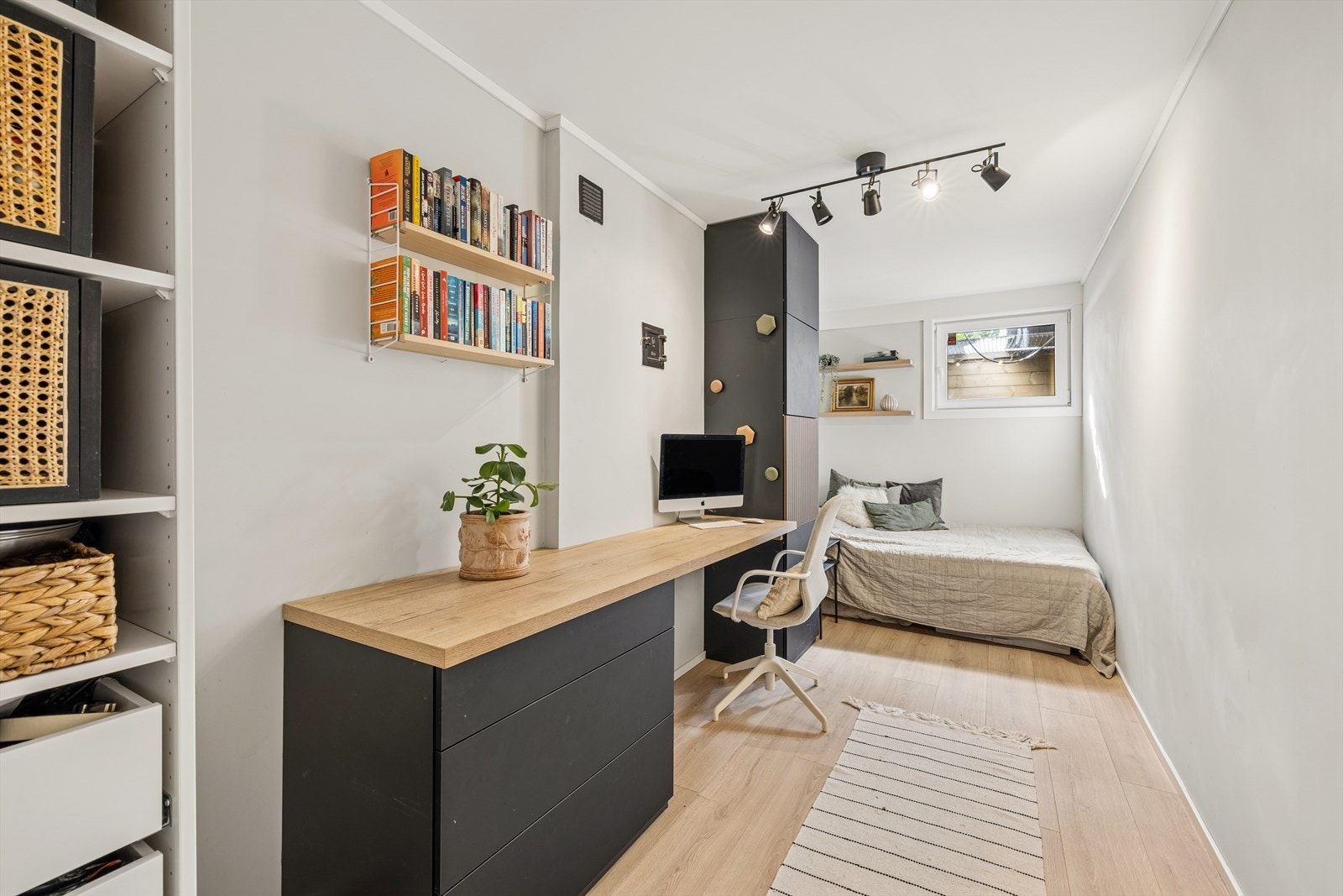 Det andre soverommet i første etasje er smart innredet med en praktisk arbeidsplass. Galleribilde