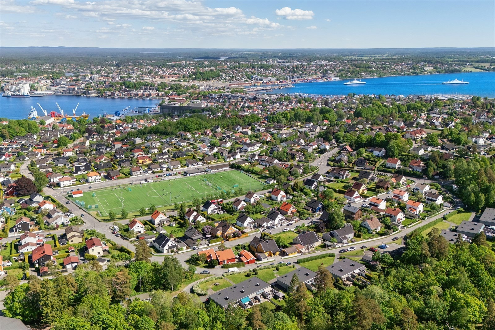 Bellevue kunstgressbane og stadion ligger kun en kort spasertur unna. Galleribilde