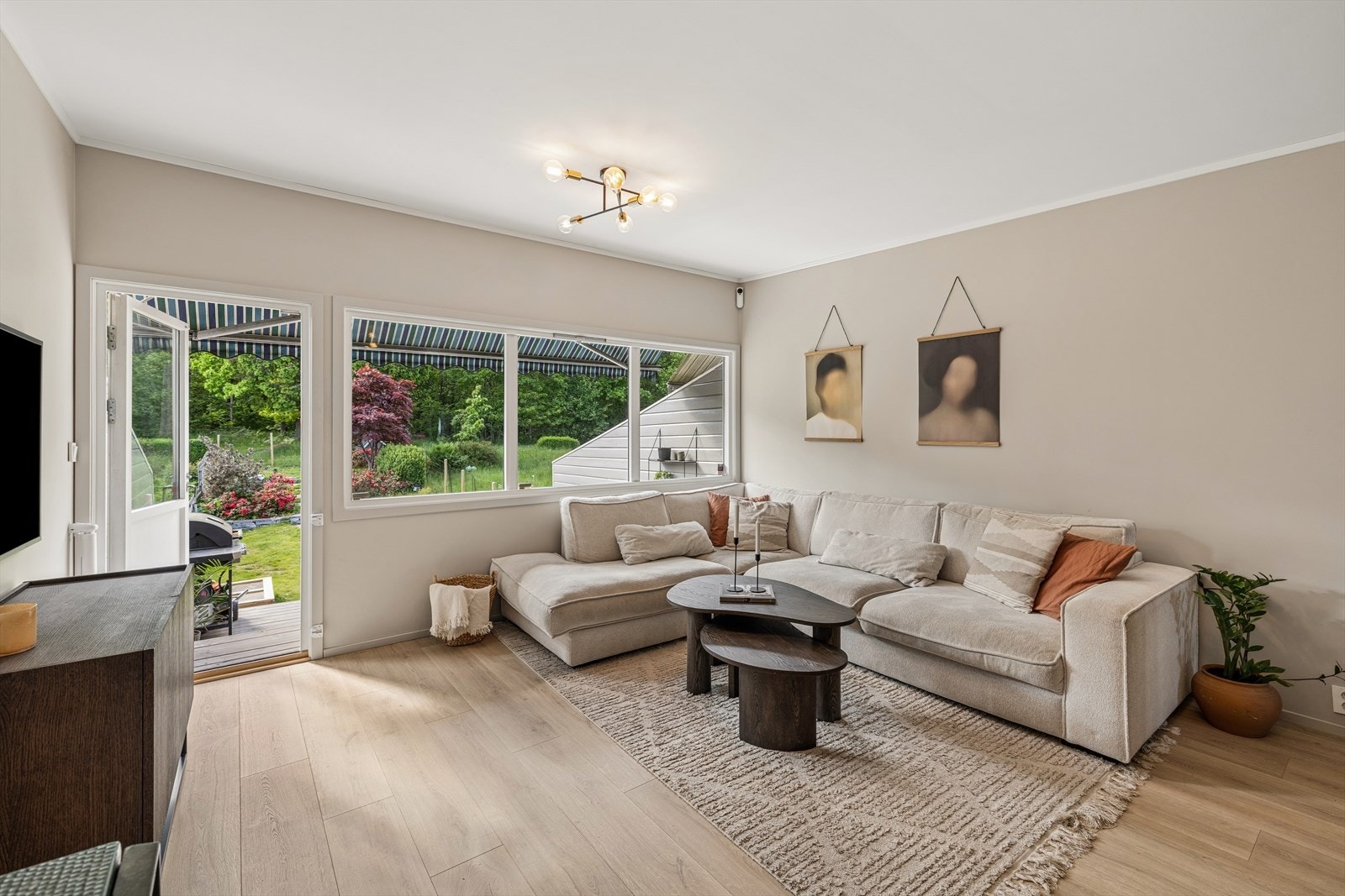 Fra stuen er det direkte utgang til en romslig terrasse på omtrent 17 m² og videre til hagen. Galleribilde