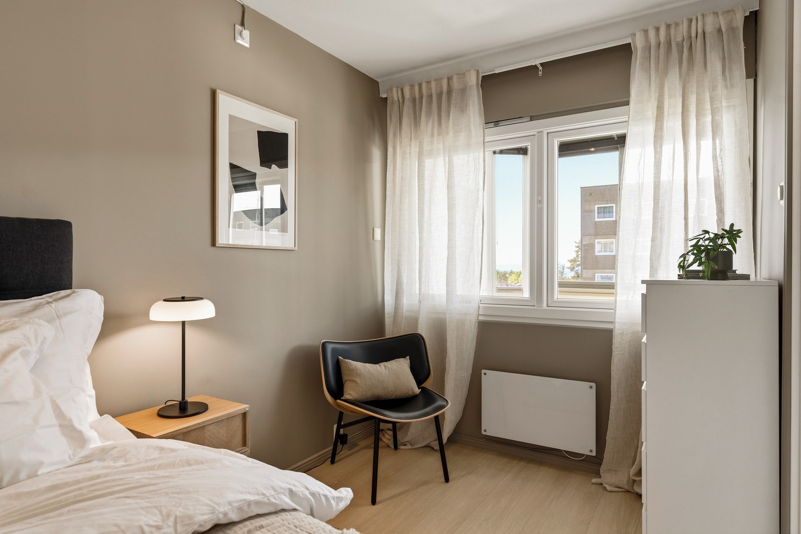 På gulvet er det lagt en lys enstavs-laminat Galleribilde