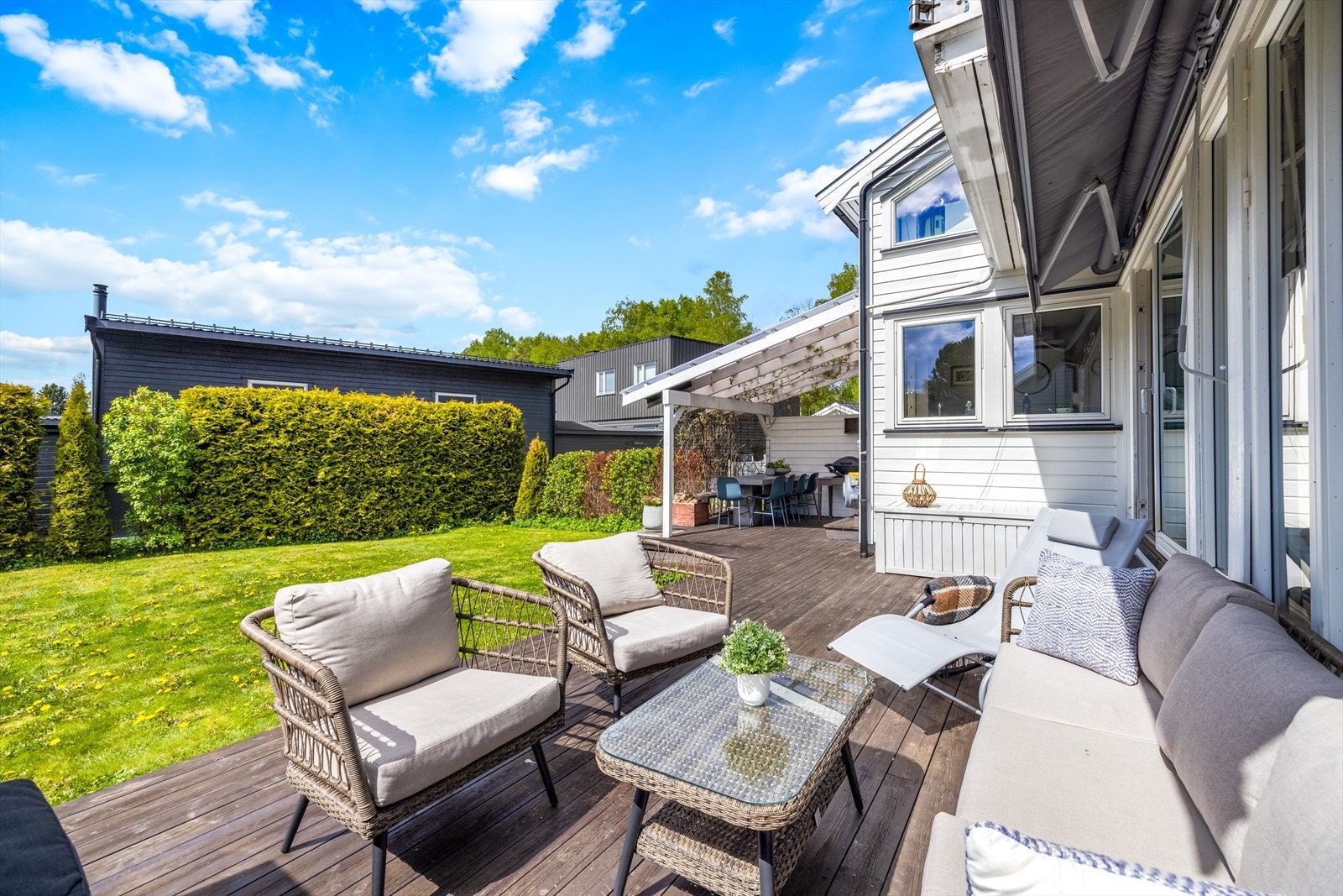 Vestvendt terrasse, delvis overbygget. Galleribilde