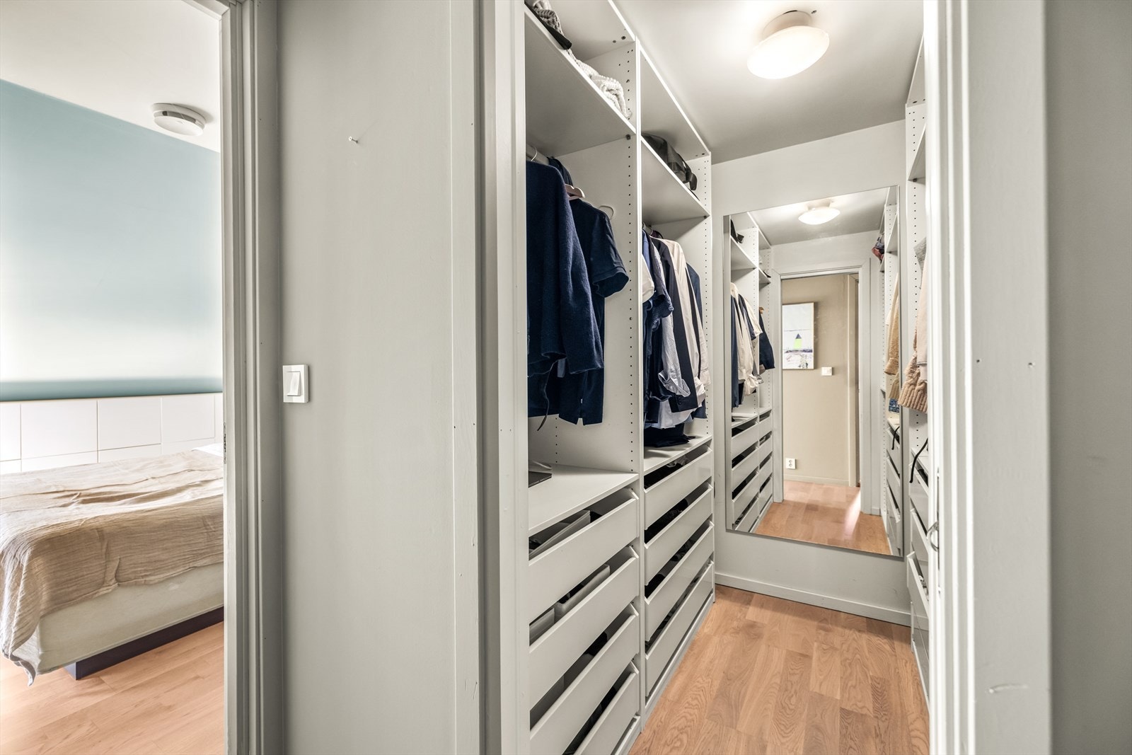 Walk in closet i masteravdeling. Galleribilde
